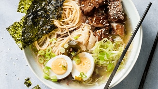 Kom ramen met varkensvlees, gekookt ei en zeewiervellen.