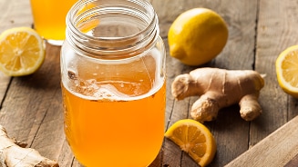 Zelfgemaakt kombucha in een glas