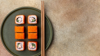 California rolls, sushi met stokjes op een bord