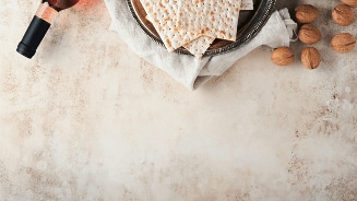 Vierkante matses op een schaal met walnoten en een fles wijn