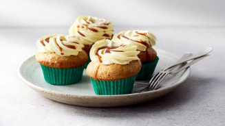 Vanille cupcakes met karamelglazuur op een bord.