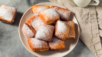 Beignets met poedersuiker op een bord