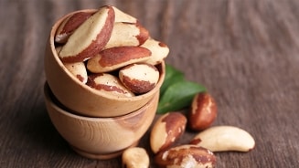 Houten schaaltje met paranoten op een rustieke ondergrond