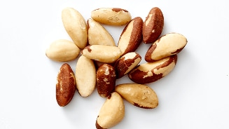 Een selectie van paranoten op een witte achtergrond.