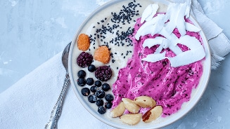 Gezond paranoten ontbijt met bessen, kokosvlokken en zaden in een kom.