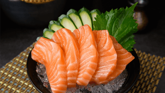 Zalm shashimi met komkommer en shiso