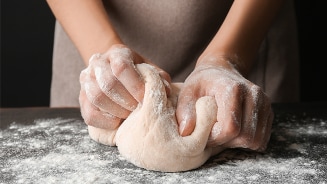 Deeg kneden met zelfrijzend bakmeel
