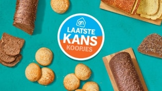 Alt tekst: Diverse soorten brood en broodjes rondom een ronde sticker met de tekst "Laatste Kans Koopjes" van Albert Heijn op een turquoise achtergrond.
