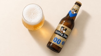 Fles warsteiner 0.0 naast een glas met ingeschonken alcoholvrij bier.