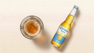 Glas met alcoholvrij bier naast een fles Corona Cero 0.0% bier.