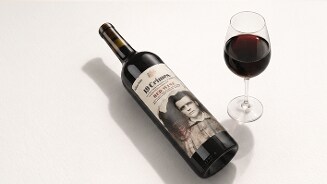 Fles 19 Crimes Red Wine en een glas rode wijn op een witte ondergrond