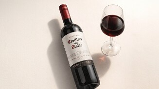 Fles Casillero del Diablo Cabernet Sauvignon rode wijn met een gevuld glas rode wijn ernaast.