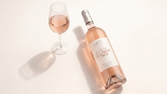 Fles Domaine Saint Ser rosé wijn met een gevuld wijnglas op een lichte ondergrond
