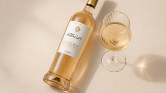 Fles rose wijn Saint-Louis de Provence Rosé naast een gevuld wijnglas op een lichte ondergrond.