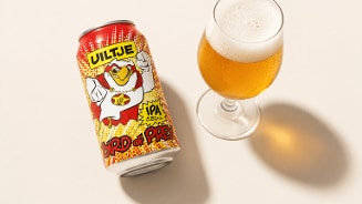 Blikje Bird of Prey van Uiltje brouwerij met daarnaast een ingeschonken glas bier.