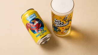 Blikje Funky falcon IPA van two chefs brewing met daarnaast een ingeschonken glas bier.