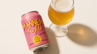 Blikje Mannenliefde van Oedipus brouwerij met daarnaast een ingeschonken glas bier.