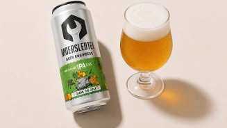Blikje Crank the juice van Moersleutel met daarnaast een ingeschonken glas bier.