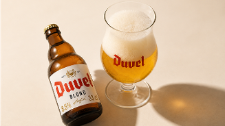 Fles Duvel bier met gevuld bierglas