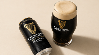 Blik Guinness bier met gevuld bierglas
