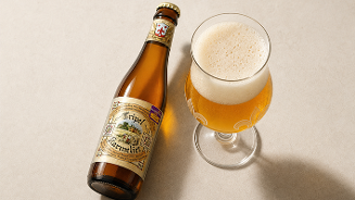 Fles Karmeliet bier met gevuld bierglas