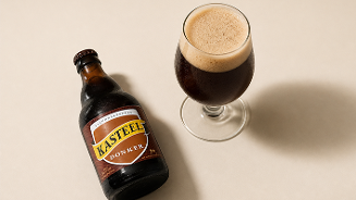 Fles Kasteel bier met gevuld bierglas