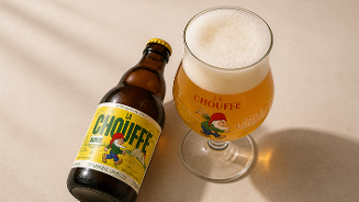 Fles La Chouffe bier met gevuld bierglas