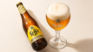 Fles Leffe bier met gevuld bierglas