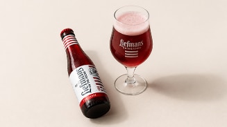 Fles Liefmans bier met gevuld bierglas