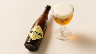 Fles Westmalle bier met gevuld bierglas