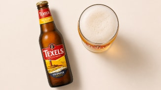 Texels Skuumkoppe en een bijpassend glas gevuld met witbier