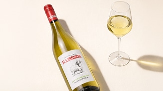 Fles Flaxbourne Sauvignon Blanc wijn uit Nieuw-Zeeland naast een gevuld glas witte wijn