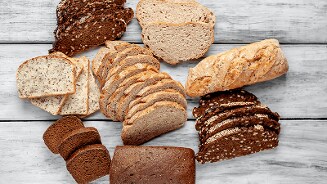 Verschillende soorten gesneden brood op een houten ondergrond