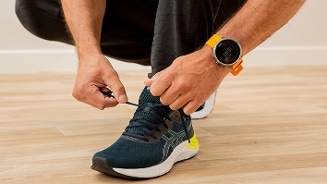 Man strikt Asics sportschoen als onderdeel van goede voornemens.