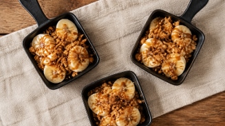 Gourmet pan met banaan en brood kruimels