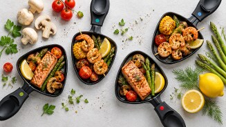 Gourmet pannetjes met groente en zalm erin.