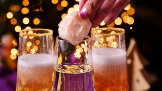 Kerstmaker suikerspin in champagne