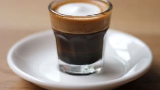 Espressokopje op een schotel