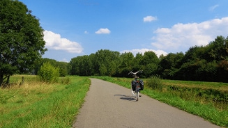 Fietspad in het groen met fiets.