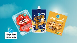 Drie AH Prijsfavorieten: bakje cherrytomaten, zakje protein kwark met yoghurt perzik-passievrucht, en doos mueslireep naturel tegen blauwe achtergrond