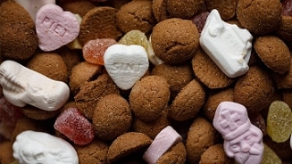 Strooigoed met kruidnoten, schuimpjes en gekleurde snoepjes voor Sinterklaas