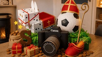 Creatieve Sinterklaas surprises, waaronder een kartonnen paard, mijter, staf, voetbal, camera, cadeautjes en een rood schoentje met wortel, omringd door strooigoed en chocoladeletters.