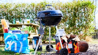 BBQ aansteken met brikettenstarter, houtskool en boodschappen van Albert Heijn in de tuin