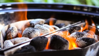 BBQ aansteken met briketten of houtskool