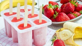 Waterijsjes in een ijsvormpje met aarbeien en banaan