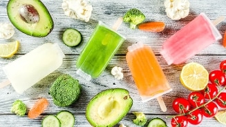 Zelfgemaakte ijsjes met groenten in verschillende kleuren