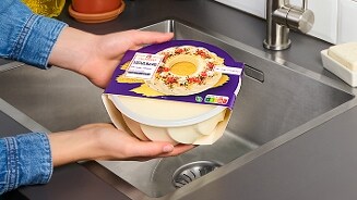 Iemand houdt een verpakking van Italpasta Lusturando boven een gootsteen.