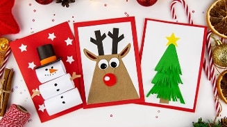 Drie handgemaakte kerstkaarten met sneeuwpop, rendier en kerstboom designs.