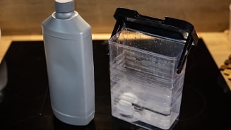 ontkalken koffiezetapparaat met schoonmaakazijn