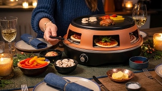 Fefestelijke kerstdiner setting met een pizzarette gourmetstel op tafel. Kaarsjes en galzen witte wijn.